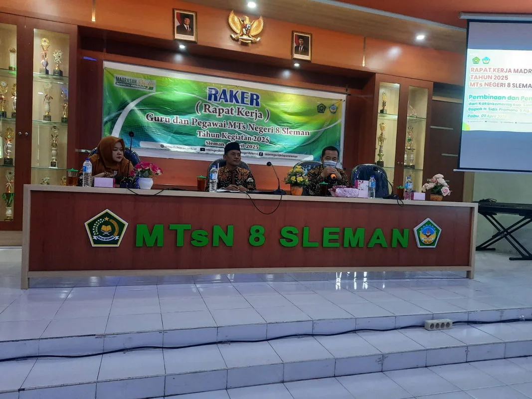 Pengawas Pembina MTsN 8 Sleman Tekankan Visi Bersama dan Partisipasi Aktif dalam Raker 2025