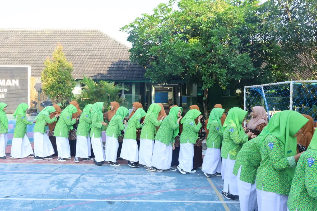 Penuh Haru, MTsN 8 Sleman Gelar Halal Bihalal pada Hari Pertama Masuk Sekolah