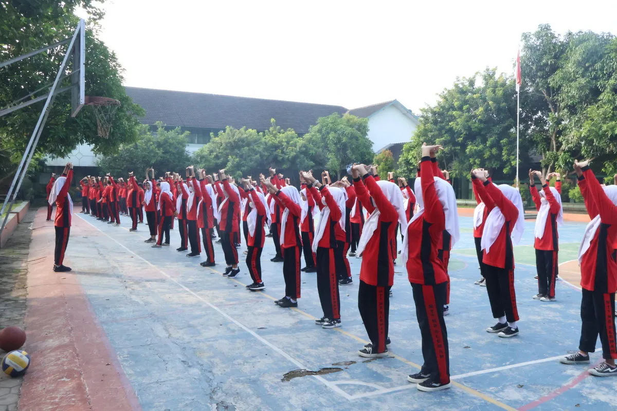 Sebelum Ujian Praktik Olahraga, Siswa Kelas 9 MTsN 8 Sleman Lakukan Pemanasan di Halaman Madrasah