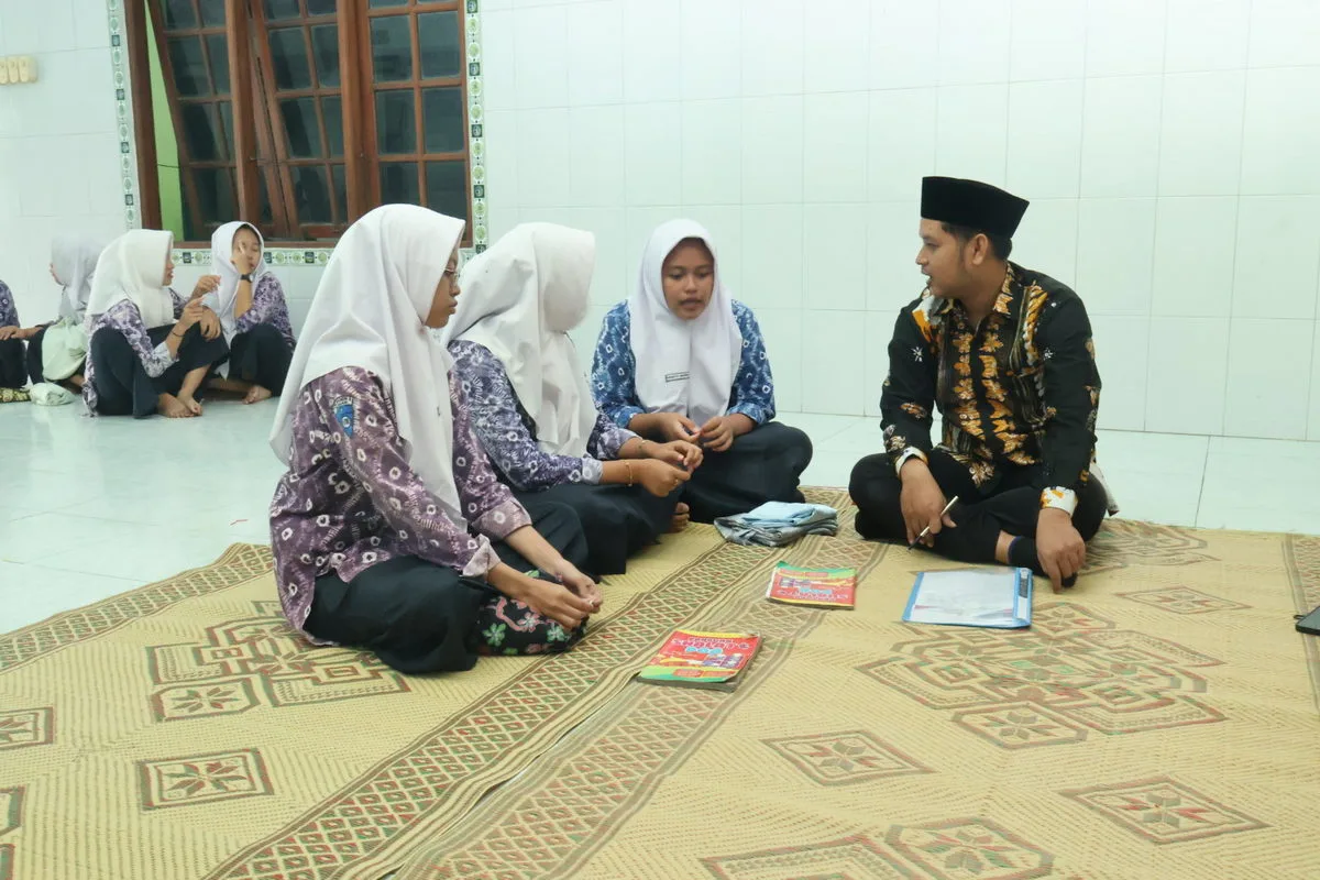 Siswa Kelas 9 MTsN 8 Sleman Serius Ikuti Ujian Praktik Hafalan Doa Sehari-hari