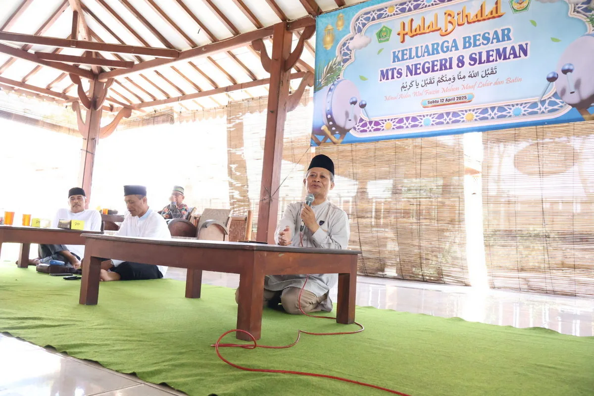 Makna Jabat Tangan dan Memaafkan dalam Tausiyah Syawalan Keluarga Besar MTsN 8 Sleman