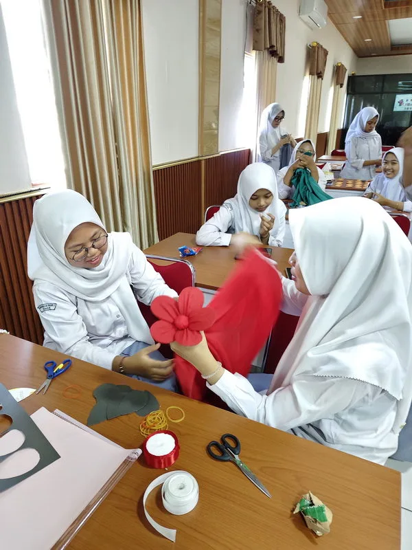 Bekali Softskill Siswa Kelas XII MAN 2 Sleman Selenggarakan Pelatihan Pembuatan Buket