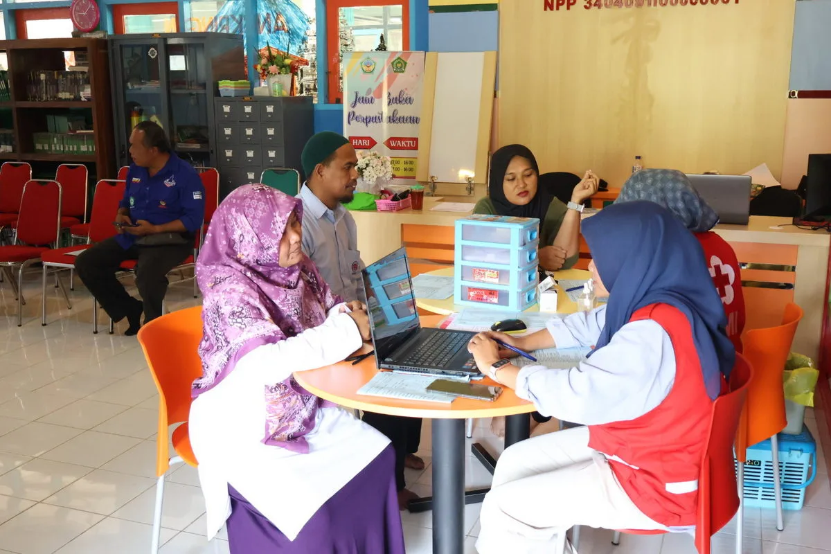 Orang Tua, Alumni, dan Guru Rela Antre untuk Ikut Donor Darah di MTsN 8 Sleman
