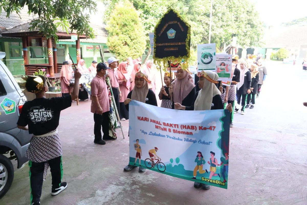 Pengawas Pembina MTsN 8 Sleman Buka Resmi Karnaval HAB ke-47