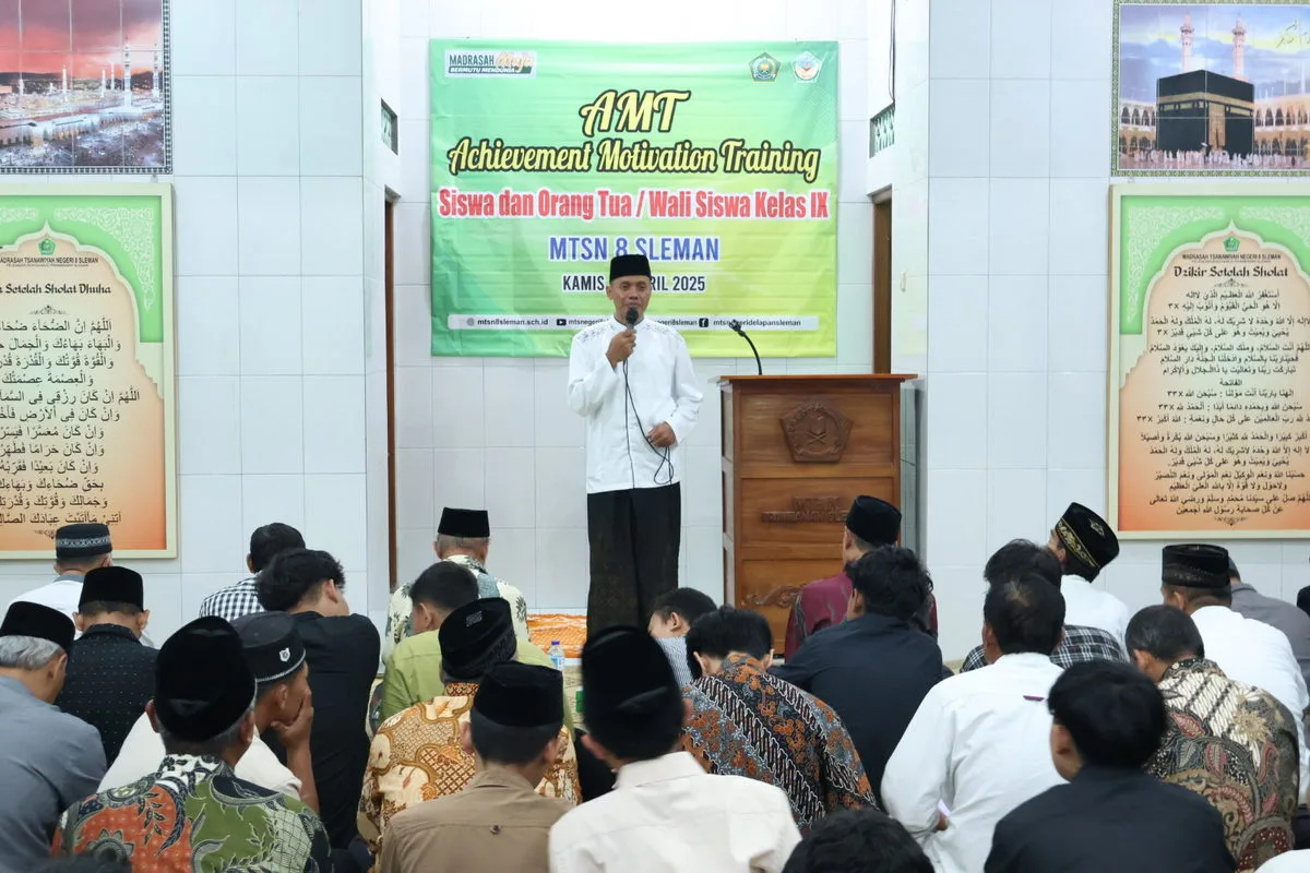 Sambutan Kepala MTsN 8 Sleman dalam AMT dan Parenting Siswa Kelas IX