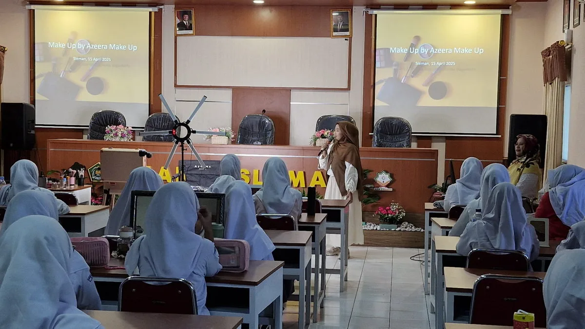 Pelatihan MUA Warnai Program Soft Skill Kelas XII MAN 2 Sleman