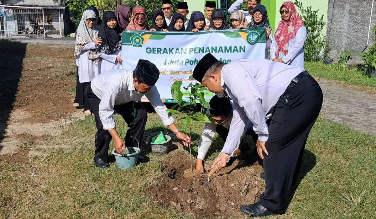Langkah Kecil, Dampak Besar: MTsN 1 Sleman Tanam Pohon untuk Bumi