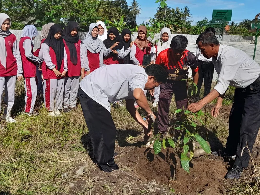 MAN 4 Sleman Dukung Gerakan Nasional Penanaman 1 Juta Pohon Matoa