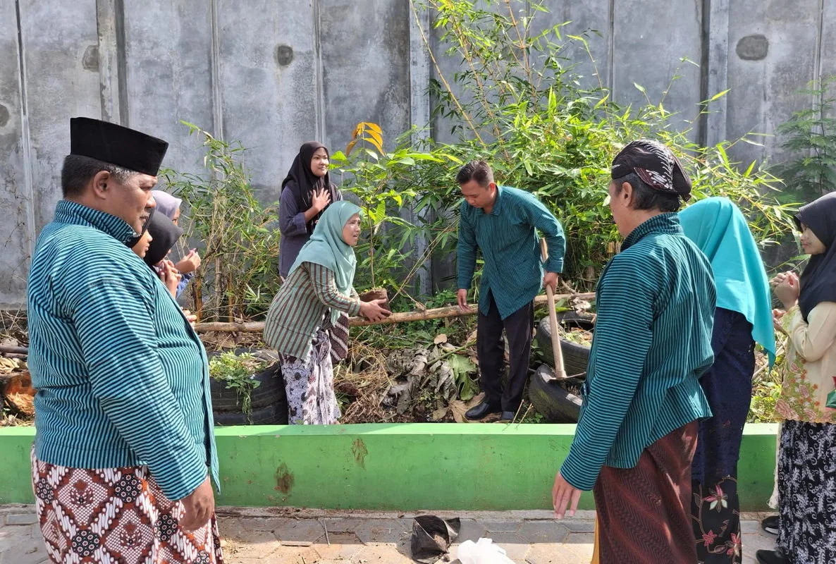 MIN 1 Sleman Peringati Hari Bumi Sedunia 2025 dengan Penanaman Pohon dan Perawatan Kebun Gizi