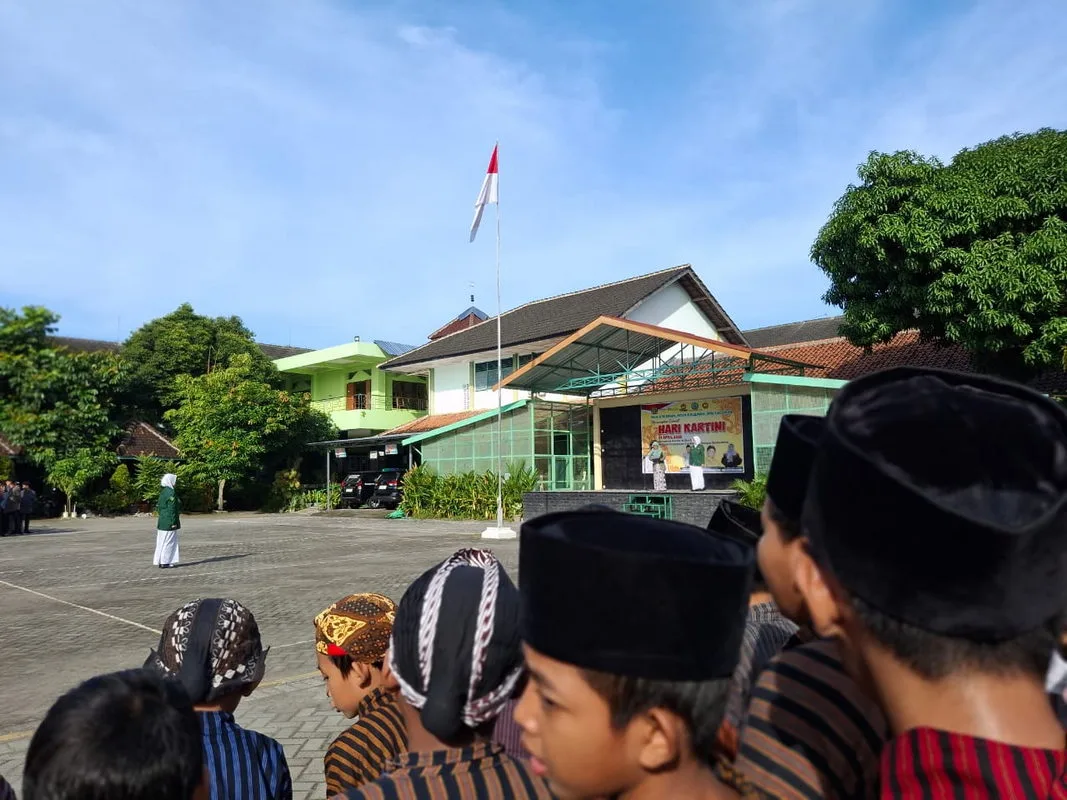 MIN 1 Sleman Peringati Hari Kartini dengan Upacara dan Lomba Seni