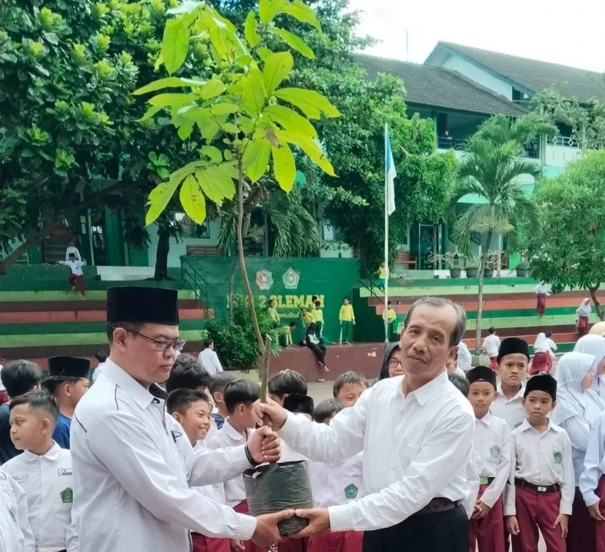 MIN 2 Sleman Peringati Hari Bumi dengan Aksi Tanam Pohon