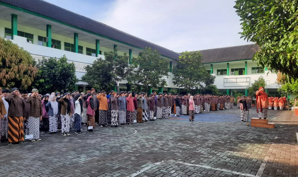 Semarak Hari Kartini di MAN 1 Sleman: Siswi Jadi Petugas Upacara, Pakaian Adat Jawa Warnai Lapangan