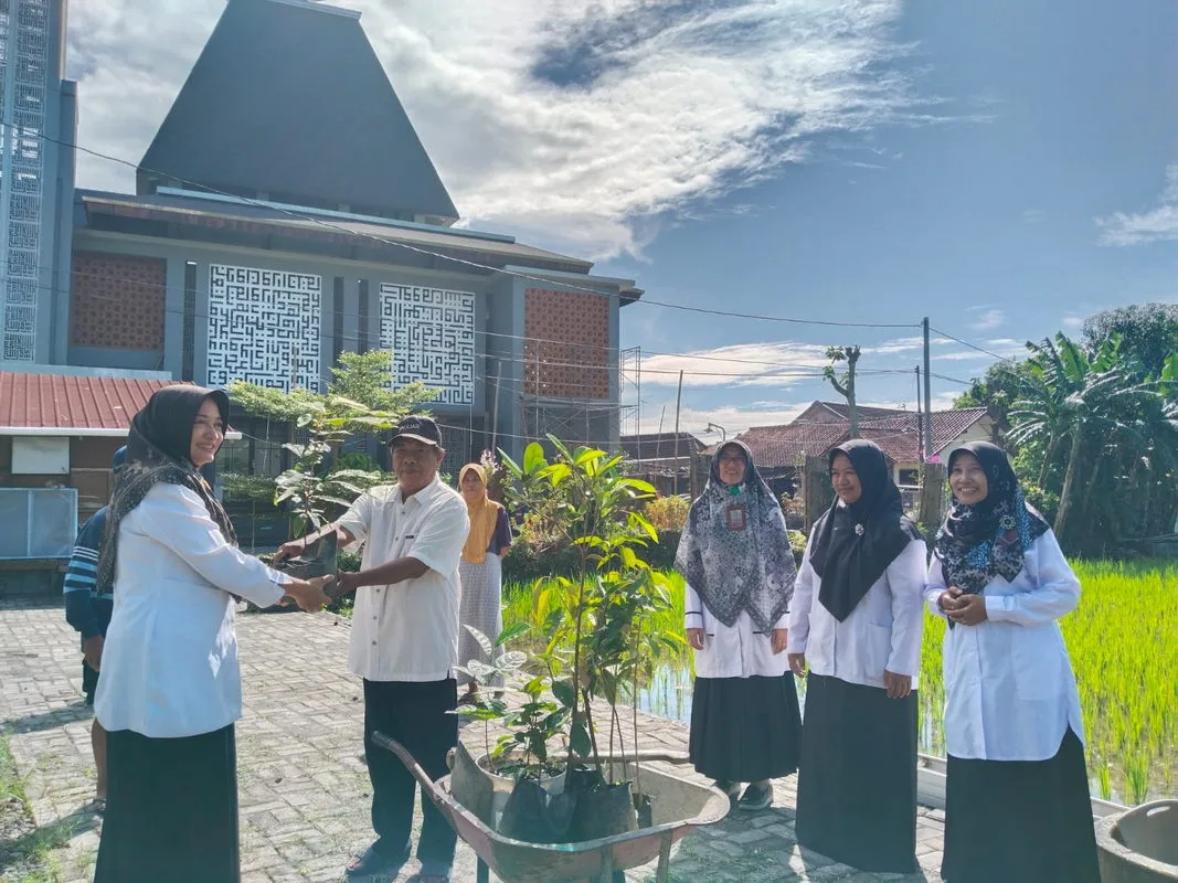 Kamad MTsN 9 Sleman Awali Gerakan Penanaman Pohon dalam Program 1 Juta Pohon Kemenag RI
