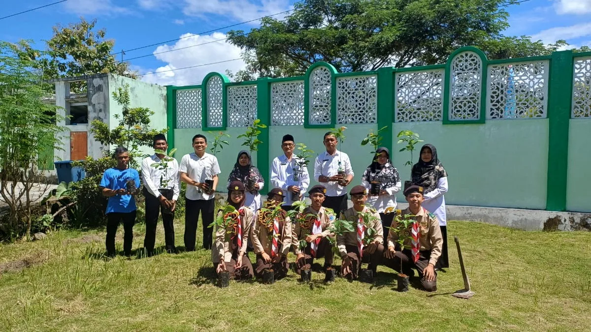 “MAN 5 Sleman Tanam Pohon Matoa, Dukung Gerakan Nasional Penanaman 1 Juta Pohon”