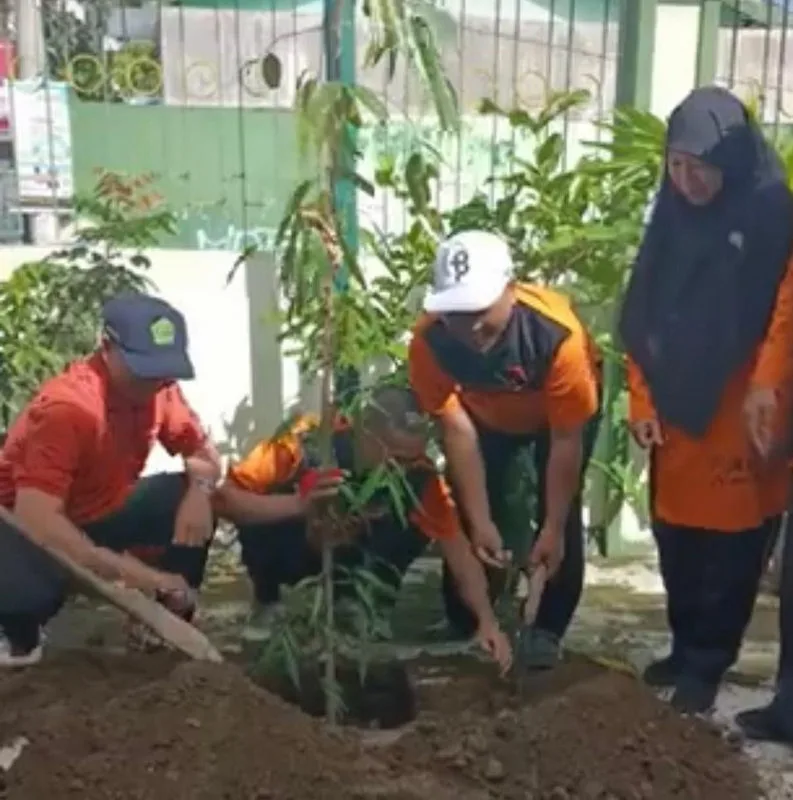MTsN 10 Sleman Dukung Program Tanam Sejuta Pohon