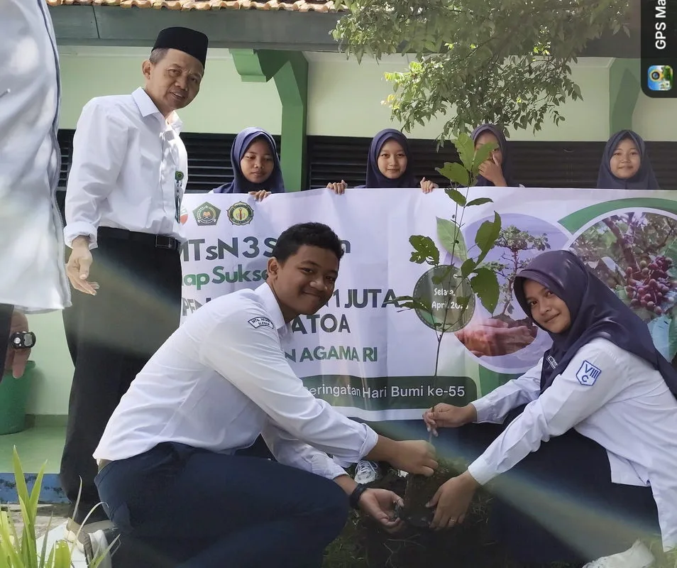 Siswa MTsN 3 Sleman Antusias Sukseskan Gerakan Tanam Sejuta Pohon Matoa