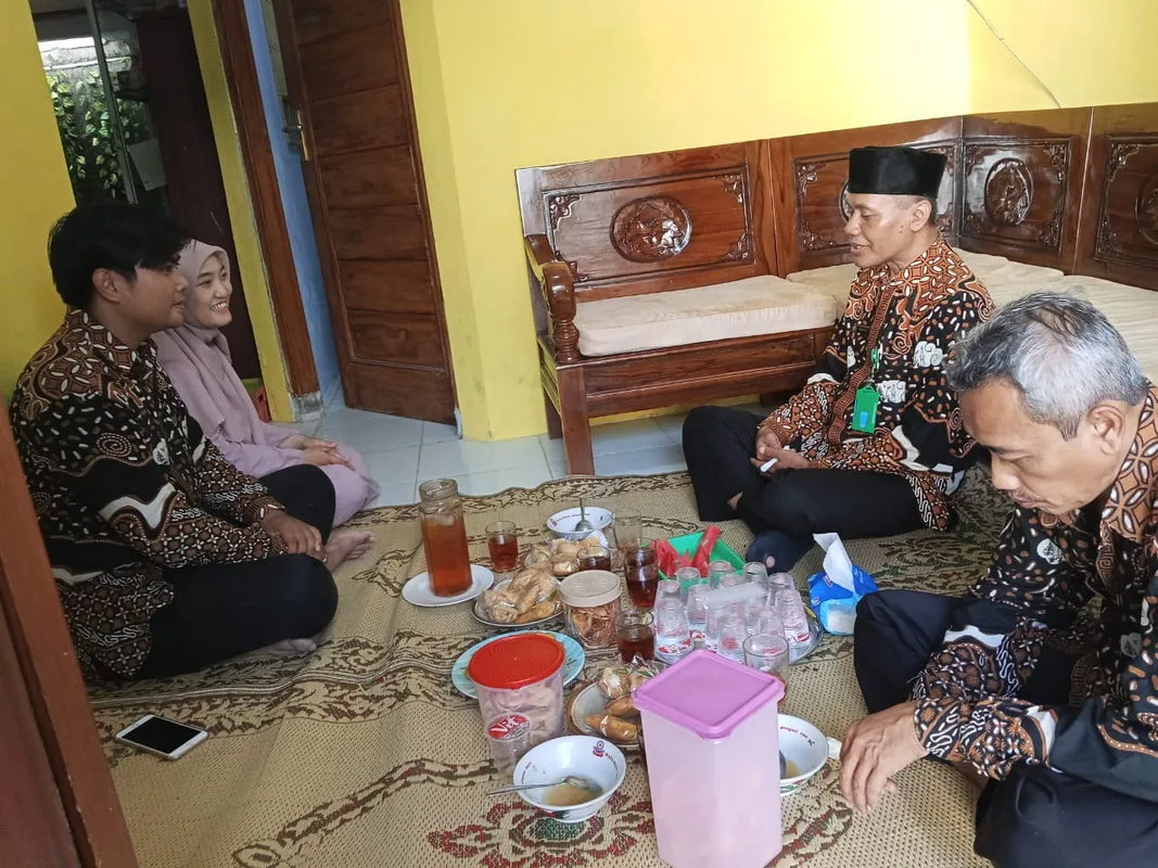 Syukuran Kelahiran Putra Pertama, MTsN 8 Sleman Kunjungi Rumah Bapak Aulia Rahman