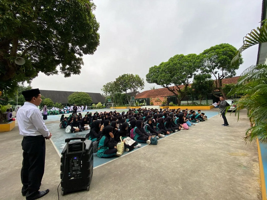 Kepala Madrasah MTs Negeri 3 Sleman Lepas Siswa Kelas IX Ikuti Outbond