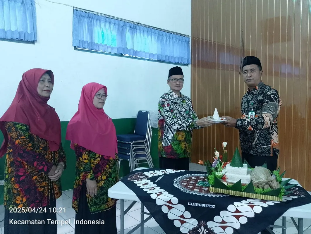 Potong Tumpeng Warnai Perayaan HUT ke-28 MAN 5 Sleman