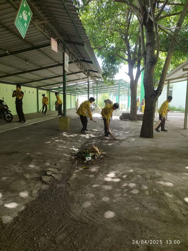Seluruh Civitas MAN 5 Sleman Semangat Gotong Royong Bersihkan Lingkungan Sambut MAN 5 Sleman Bersholawat