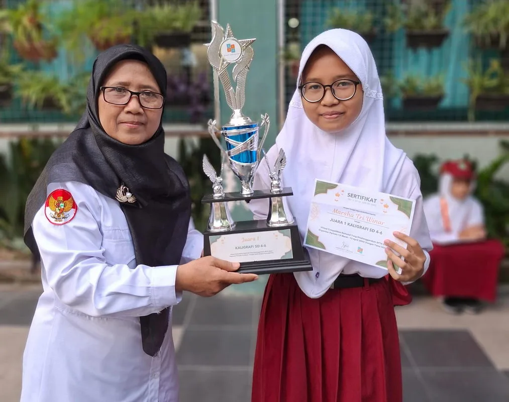 Siswa MIN 1 Sleman, Marsha Tri Winar, Sabet Juara 1 Lomba Kaligrafi Tingkat Nasional