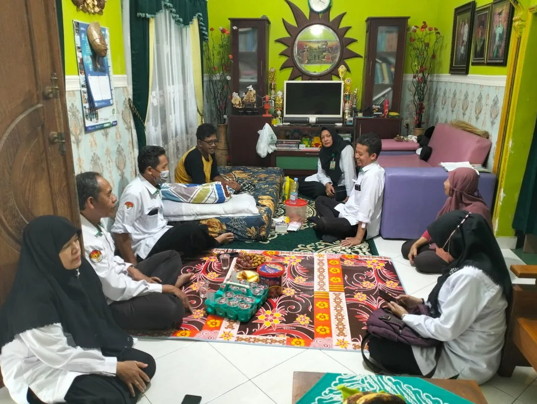 Guru dan Pegawai MTsN 9 Sleman Tunjukkan Empati, Jenguk Rekan yang Sedang Sakit