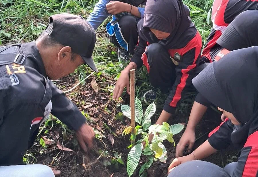 MTsN 1 Sleman Wujudkan Semangat Adiwiyata lewat Aksi Tanam Pohon dan Bakti Sosial di Perkemahan Penggalang