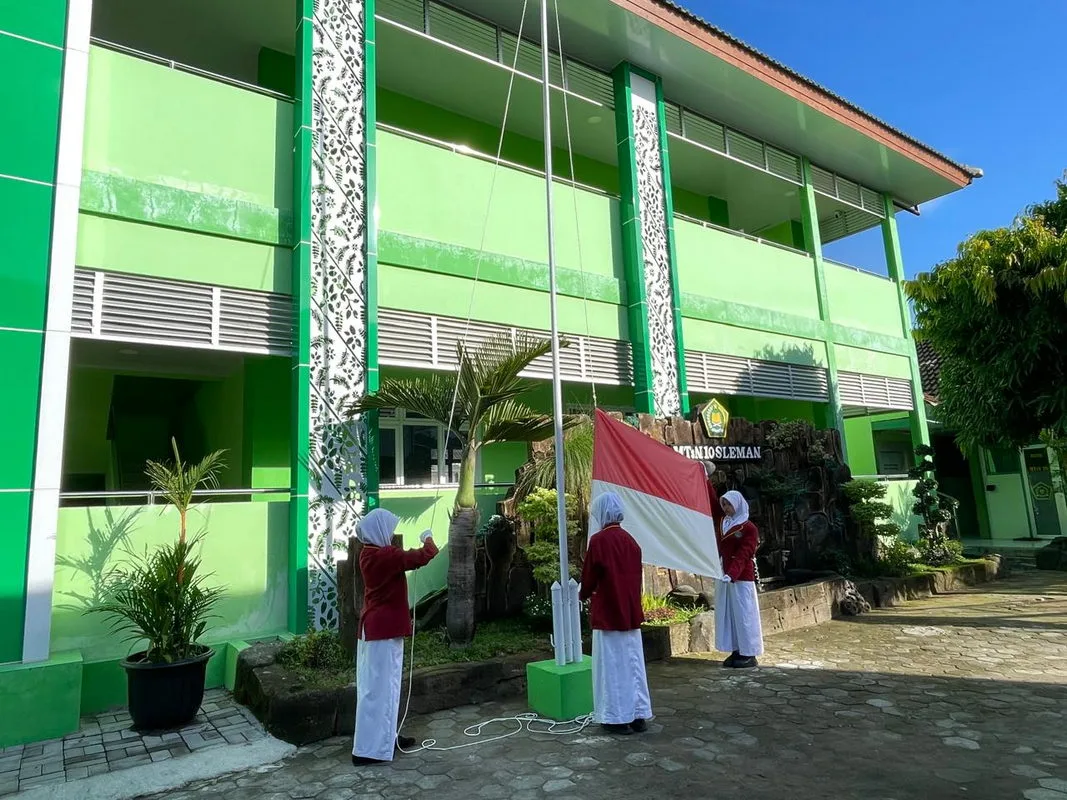 MTsN 10 Sleman Laksanakan Peringatan Upacara Hari Pendidikan Nasional