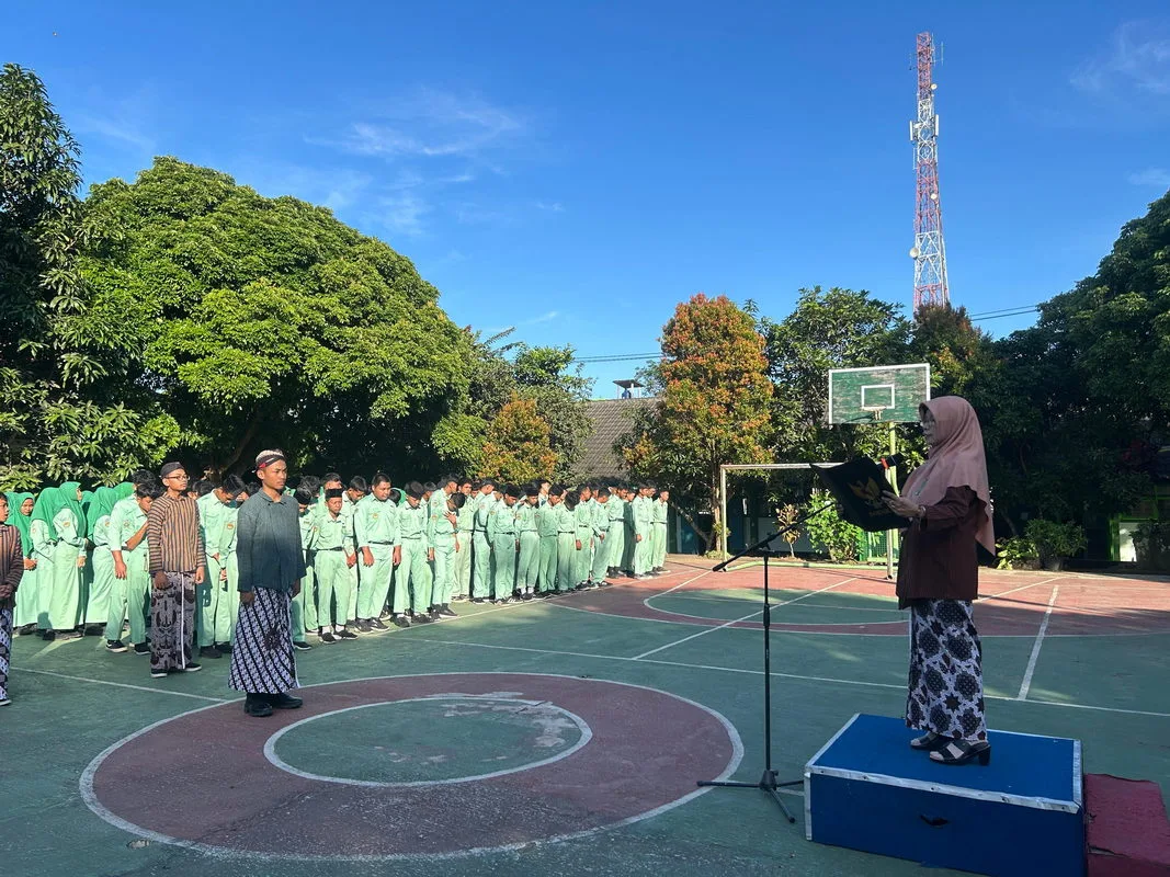 MTsN 2 Sleman Gelar Upacara Hardiknas 2025 dengan Nuansa Budaya
