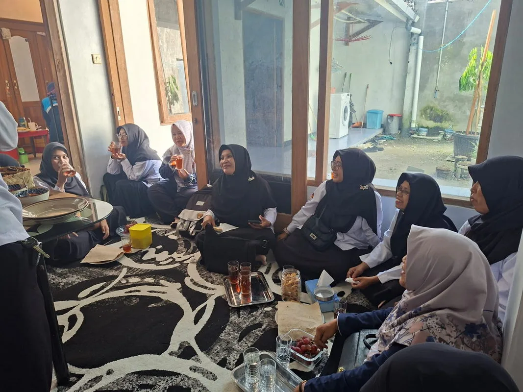 MTsN 6 Sleman Anjangsana Keluarga Implementasi Kompetensi Sosial