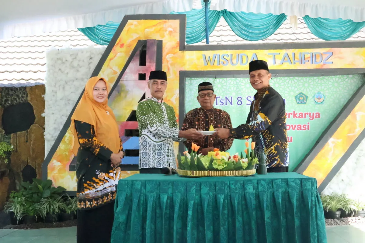 Potong Tumpeng Meriahkan Puncak HAB ke-47 MTsN 8 Sleman