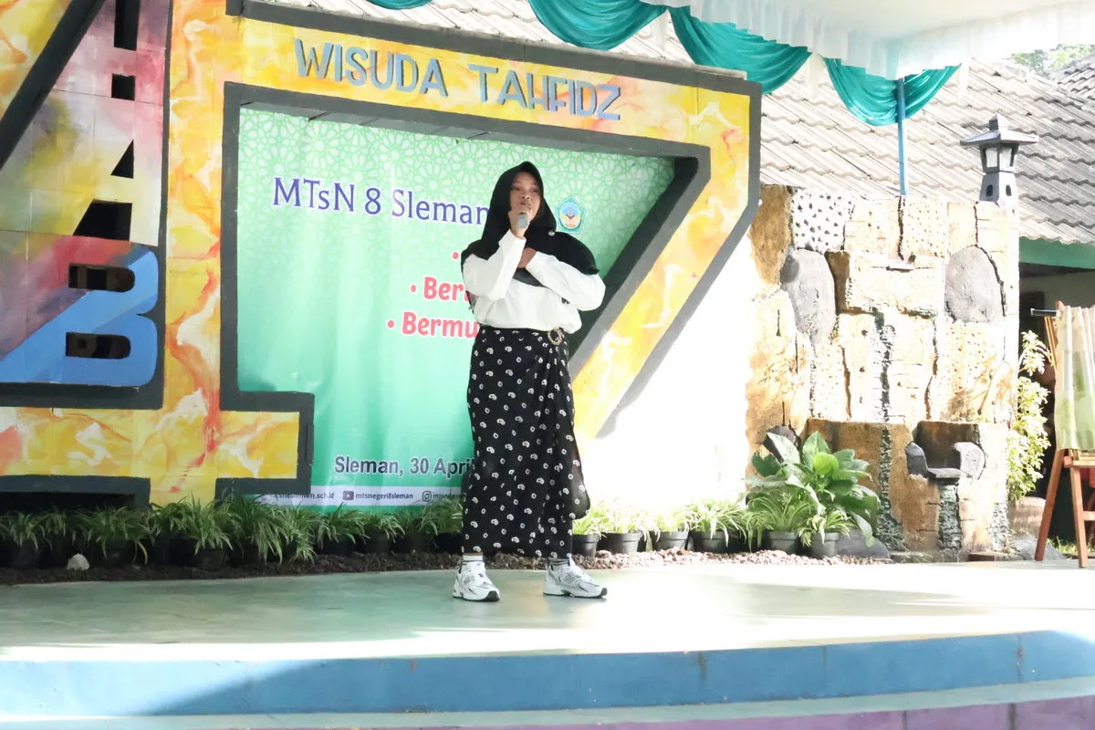 Yuswita Siswa Kelas 7B Meriahkan Puncak HAB ke-47 MTsN 8 Sleman dengan Lagu “Manusia-Manusia Kuat”