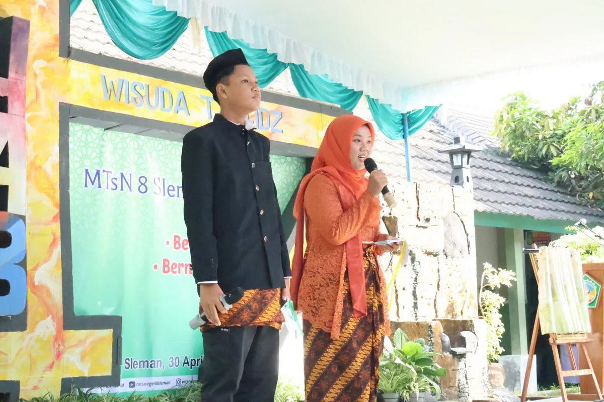 Dua Siswa MTsN 8 Sleman Tampil Gemilang sebagai Pembawa Acara Puncak HAB ke-47