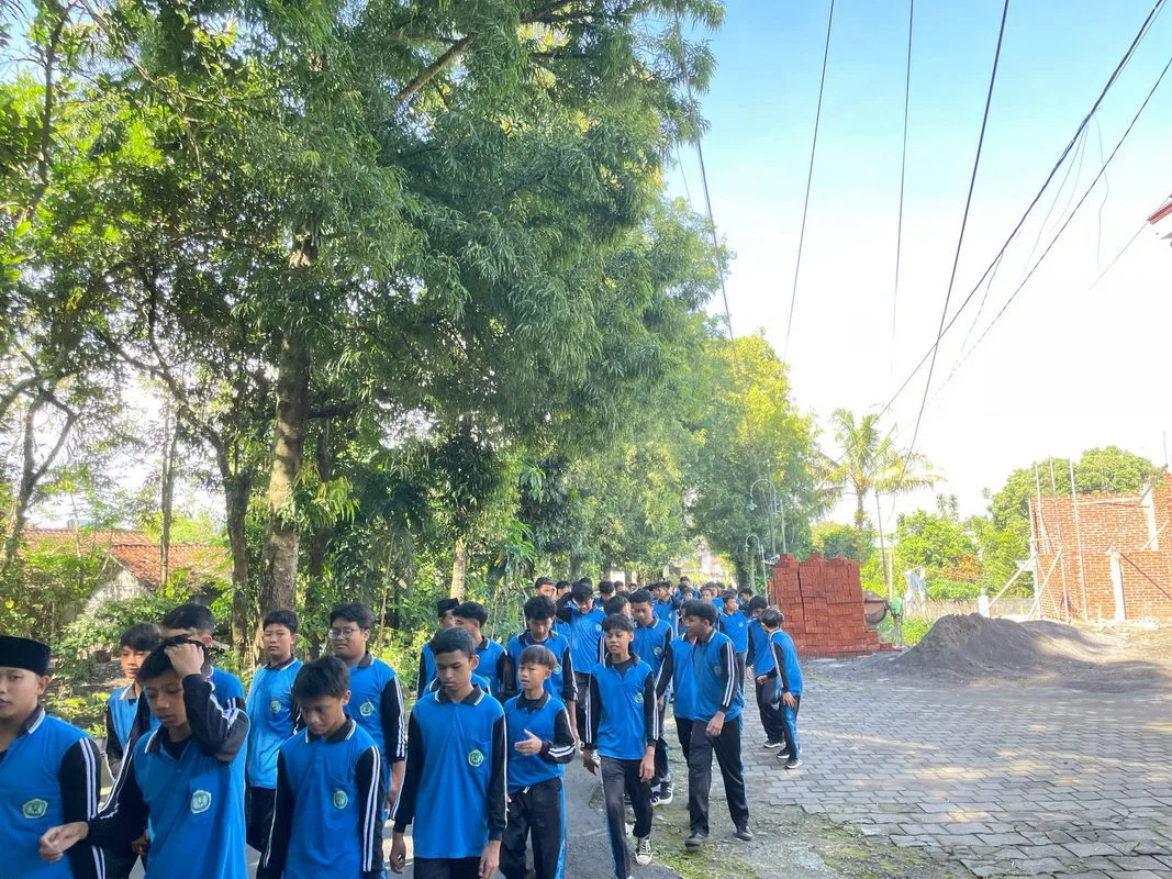 MTsN 4 Sleman Ajak Warga Madrasah Jalan Sehat di Hari Pendidikan Nasional