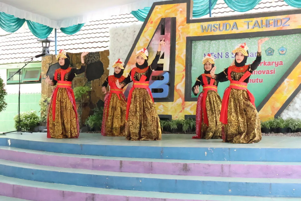 Tari Wonderland Meriahkan Puncak HAB ke-47 MTsN 8 Sleman