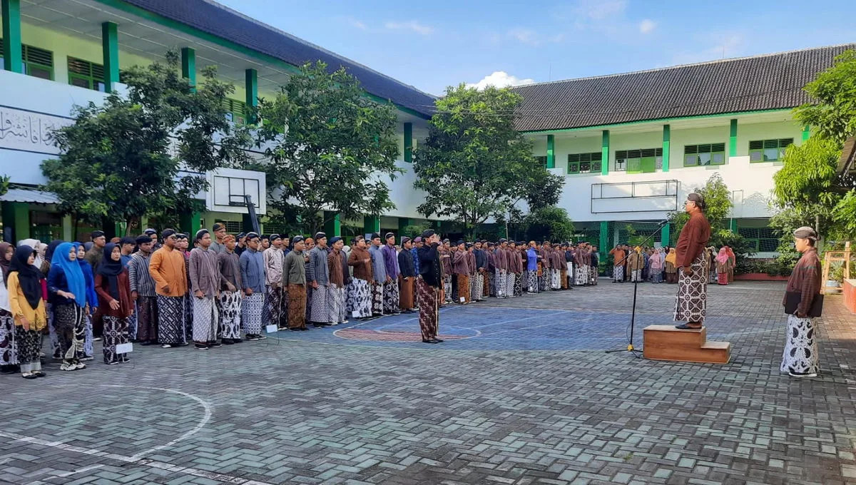 Nuansa Pakaian Adat Nusantara Warnai Upacara Peringatan Hardiknas di MAN 1 Sleman