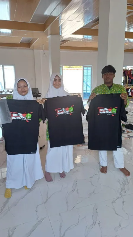 Siswa Multimedia MAN 5 Sleman Antusias Ikuti Praktik Sablon DTF di Ipang Productions