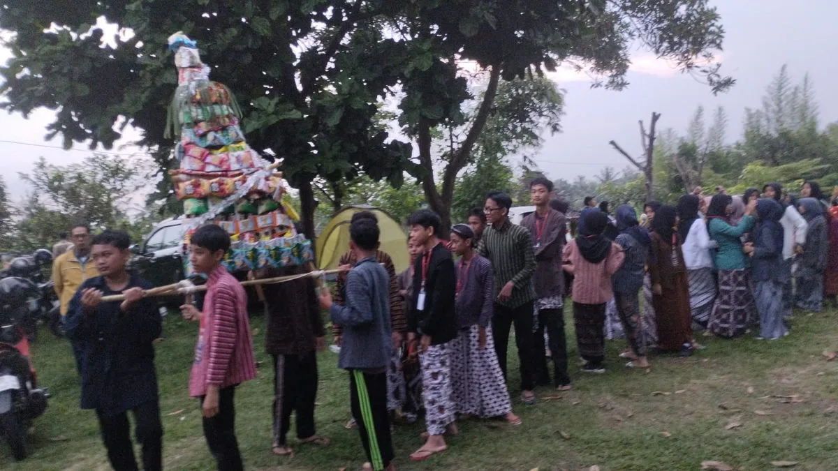Kirab Gunungan Warnai Kemah Budaya MTsN 6 Sleman