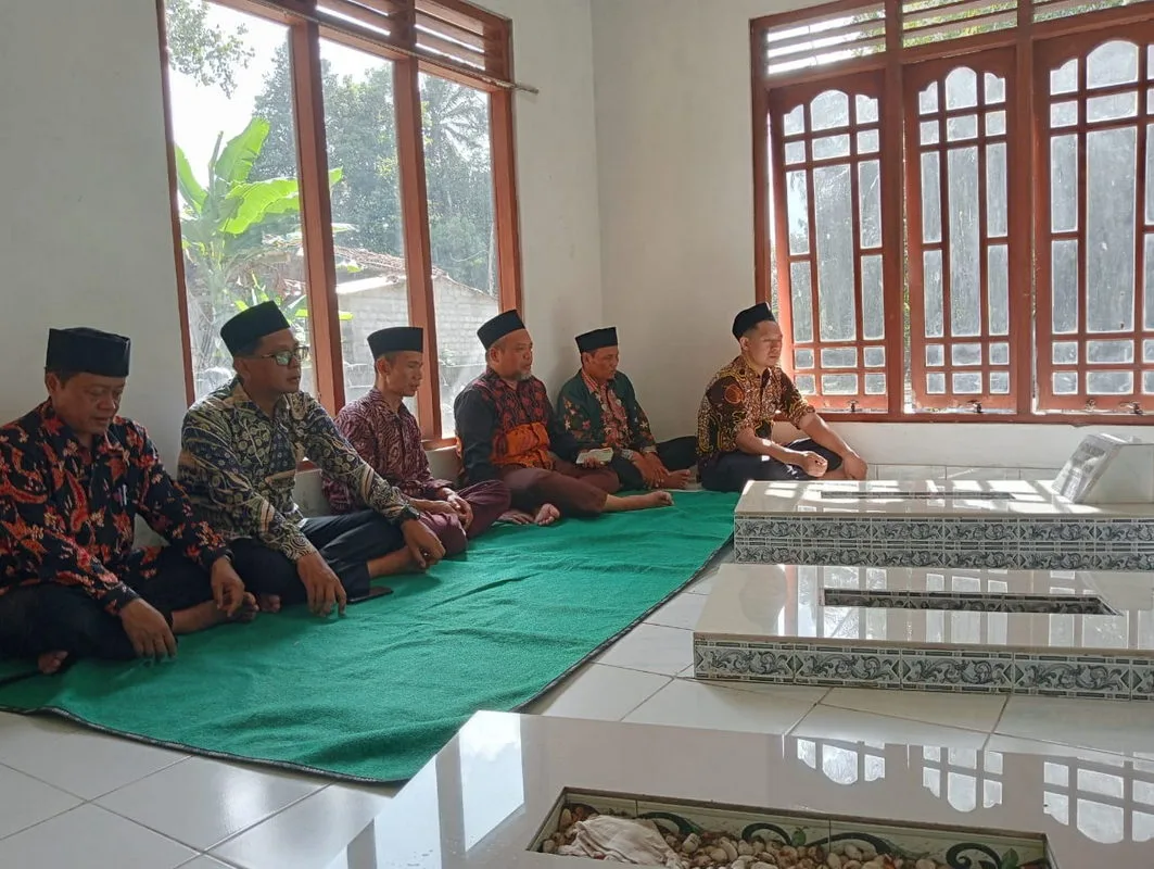 MTsN 1 Sleman Peringati Milad ke-57 dengan Ziarah ke Makam Pendiri