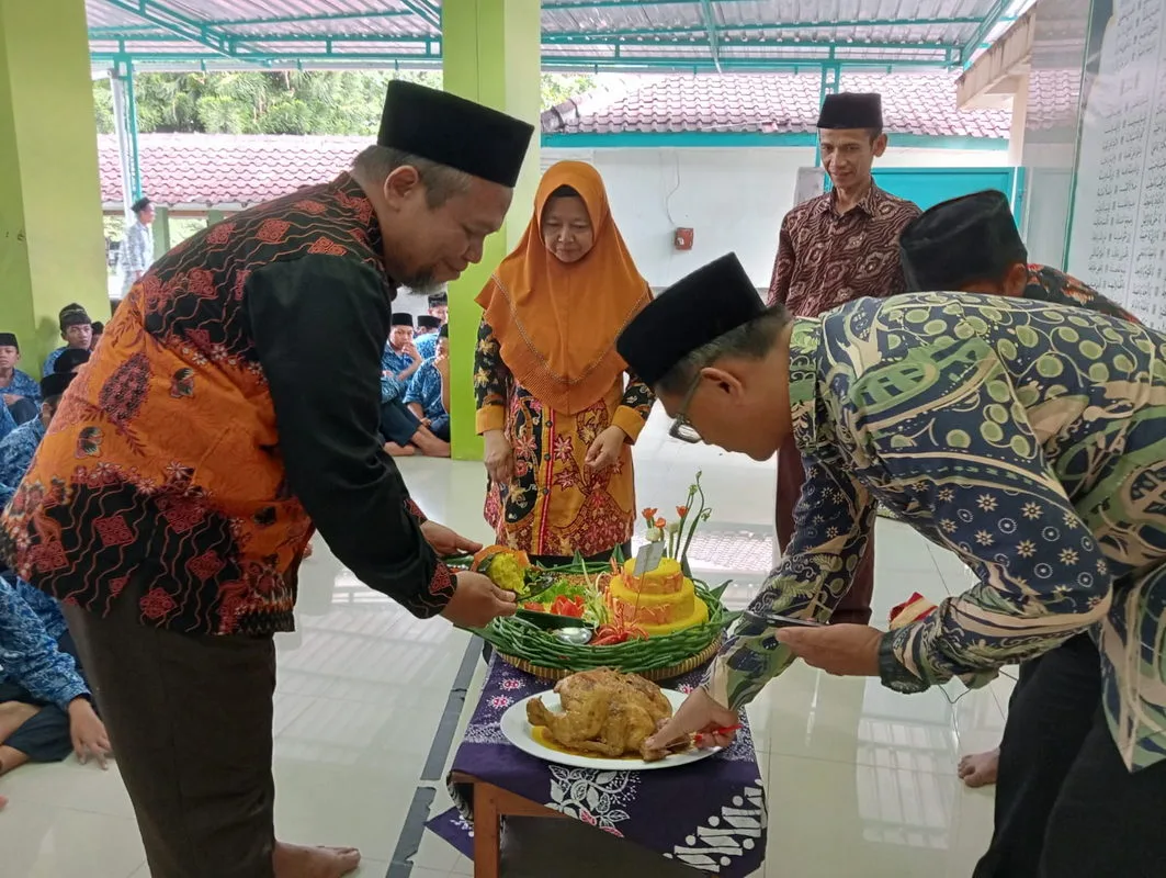 Pemotongan Tumpeng Warnai Milad ke-57 MTsN 1 Sleman