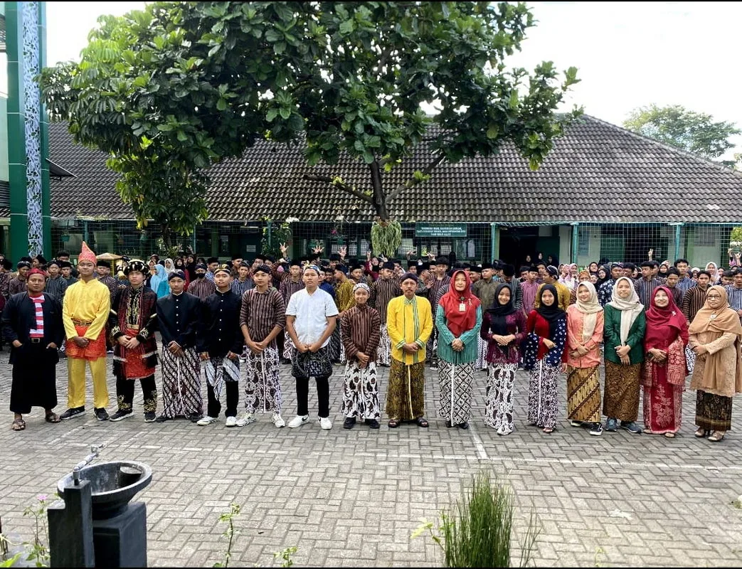 Semarak Hardiknas 2025, Siswa dan Guru MTsN 9 Sleman Kenakan Pakaian Adat Nusantara