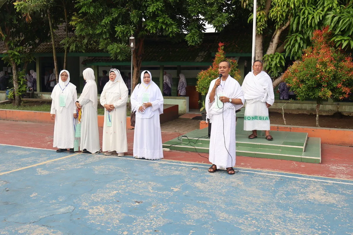 Kepala MTsN 8 Sleman Berikan Pengarahan kepada Siswa Kelas 8 Jelang Latihan Manasik Haji di Boyolali