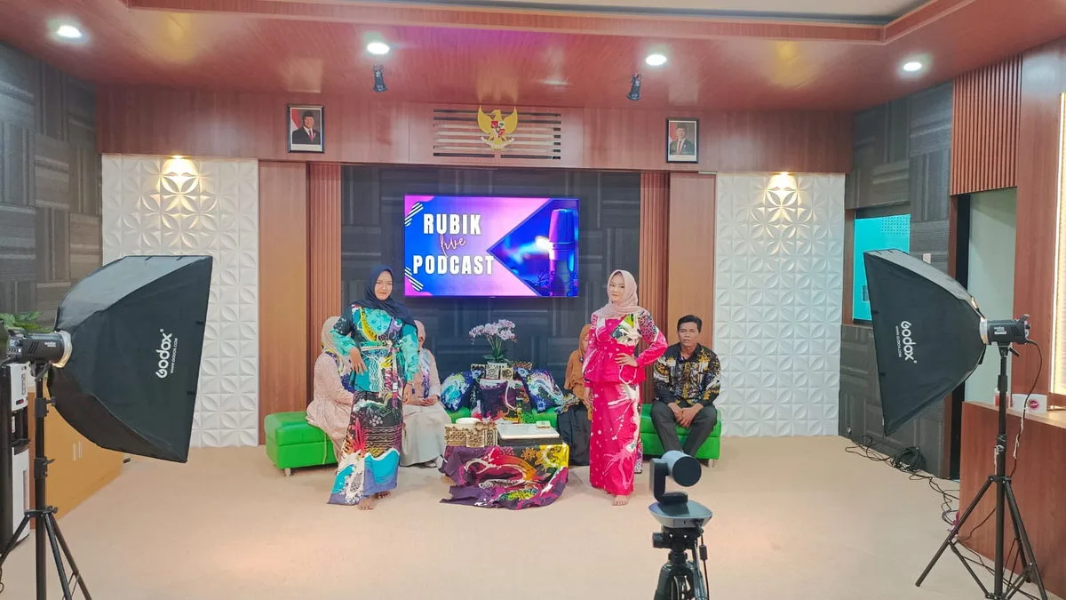 Penampilan Fashion Show MTsN 8 Sleman di Podcast Kemenag Sleman Tampilkan Inovasi Batik Cap Cip Clup
