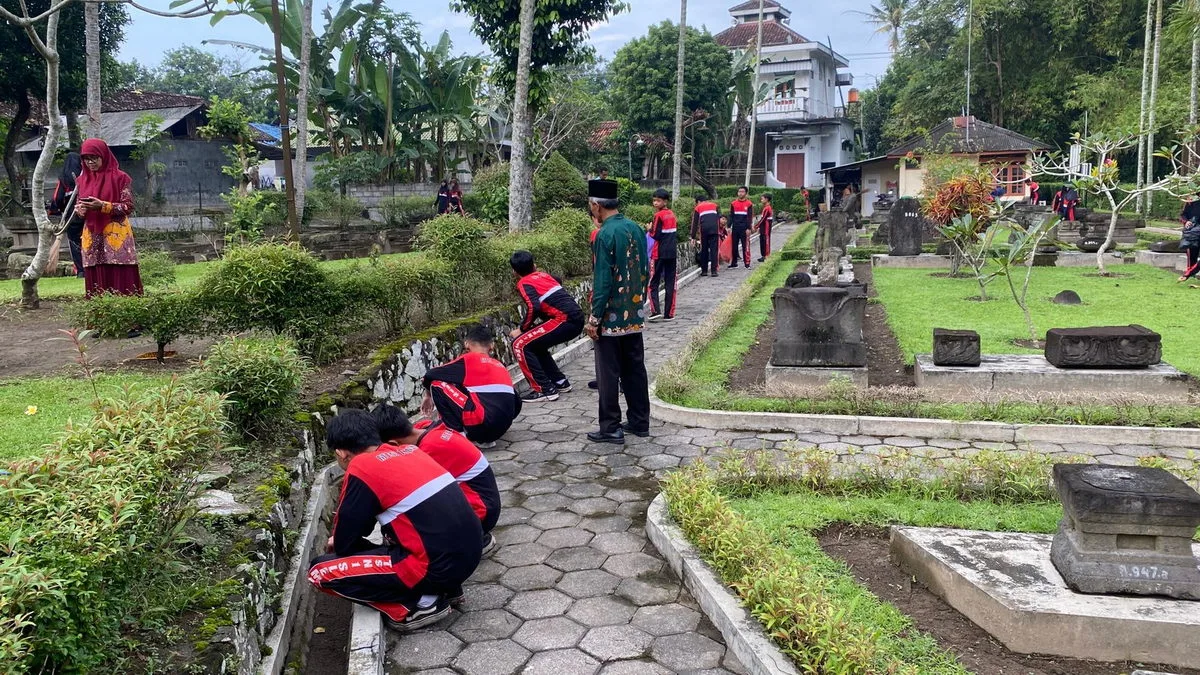 Bersih Lingkungan, Siswa MTsN 1 Sleman Turun ke Situs Cagar Budaya dan Embung Krapyak