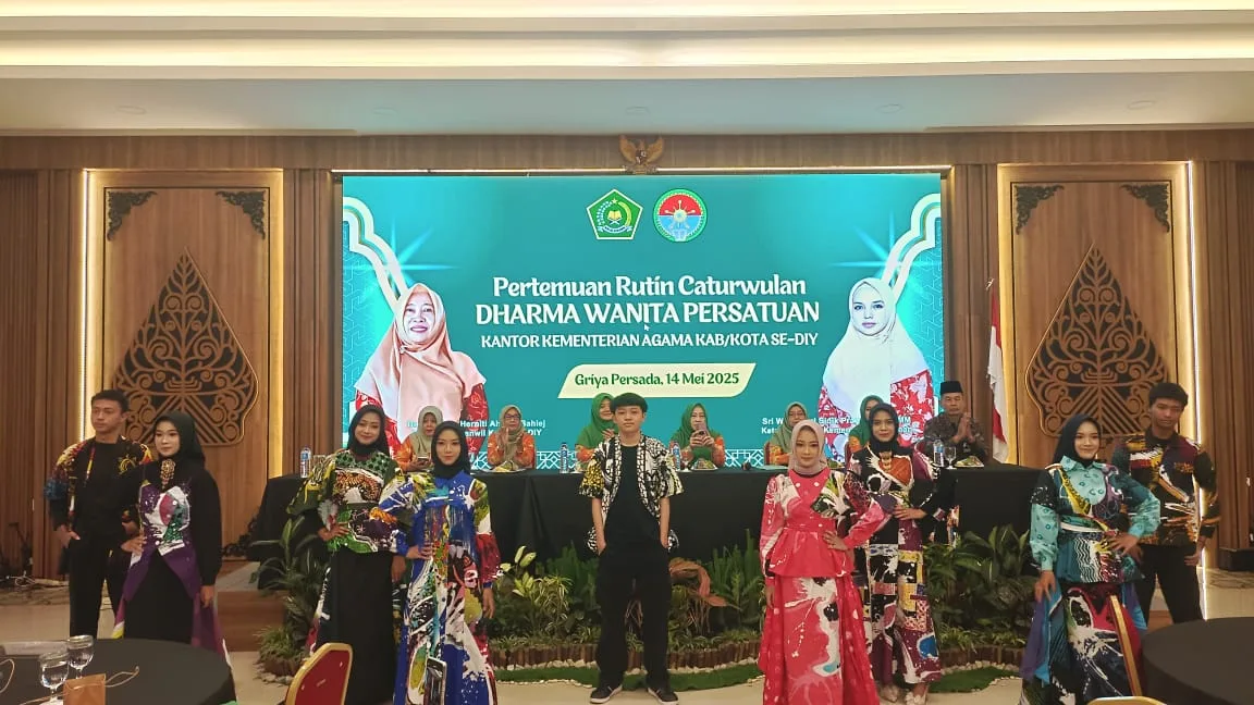 Fashion Show Batik Nyiprat MTsN 8 Sleman Tampil Memukau di Acara DWP Kanwil Kemenag DIY
