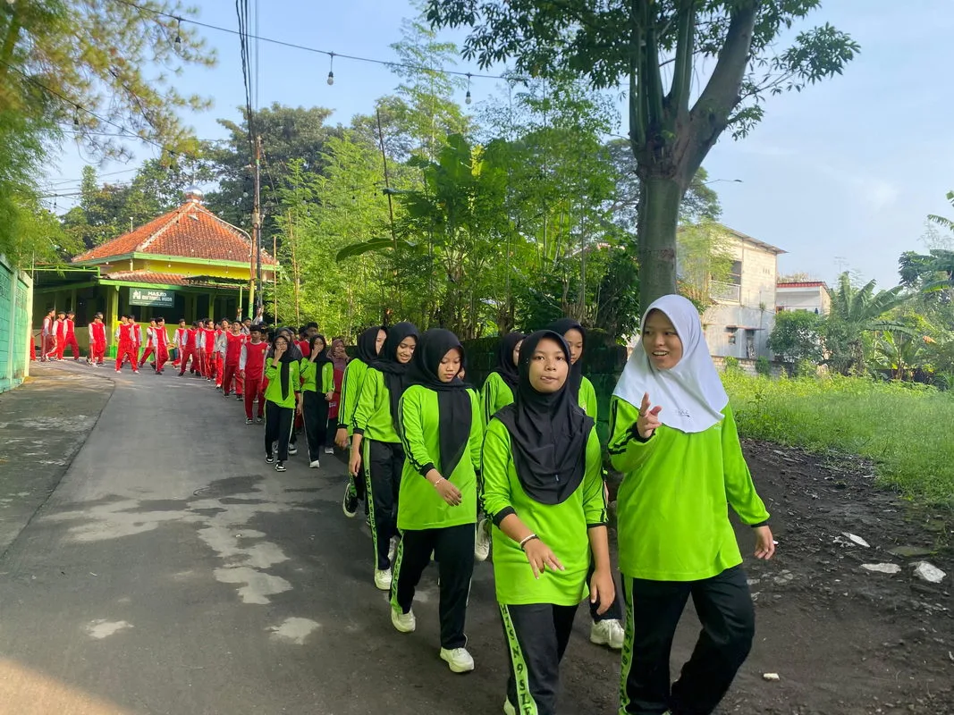 Laksanakan Program Jumat Sehat, MTsN 9 Sleman Adakan Jalan Sehat