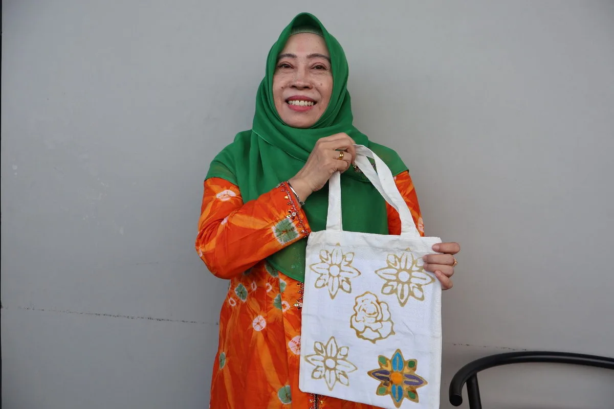 Dr. Hj. Ening Herniti Ahmad Bahiej Antusias Ikuti Workshop Batik Cap Eco-Friendly Bersama MTsN 8 Sleman