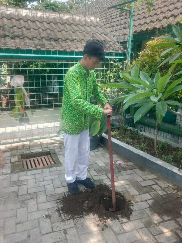 Dukung Program Adiwiyata, Siswa MTsN 9 Sleman Buat Lubang Biopori
