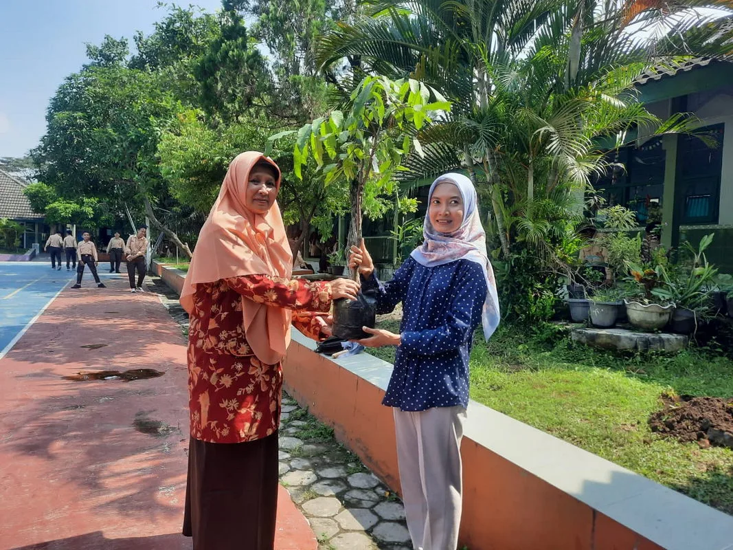 Dukung Program Ekoteologi, MTsN 8 Sleman Terima Bibit Pohon Kelengkeng dari PPPK UIN SATU
