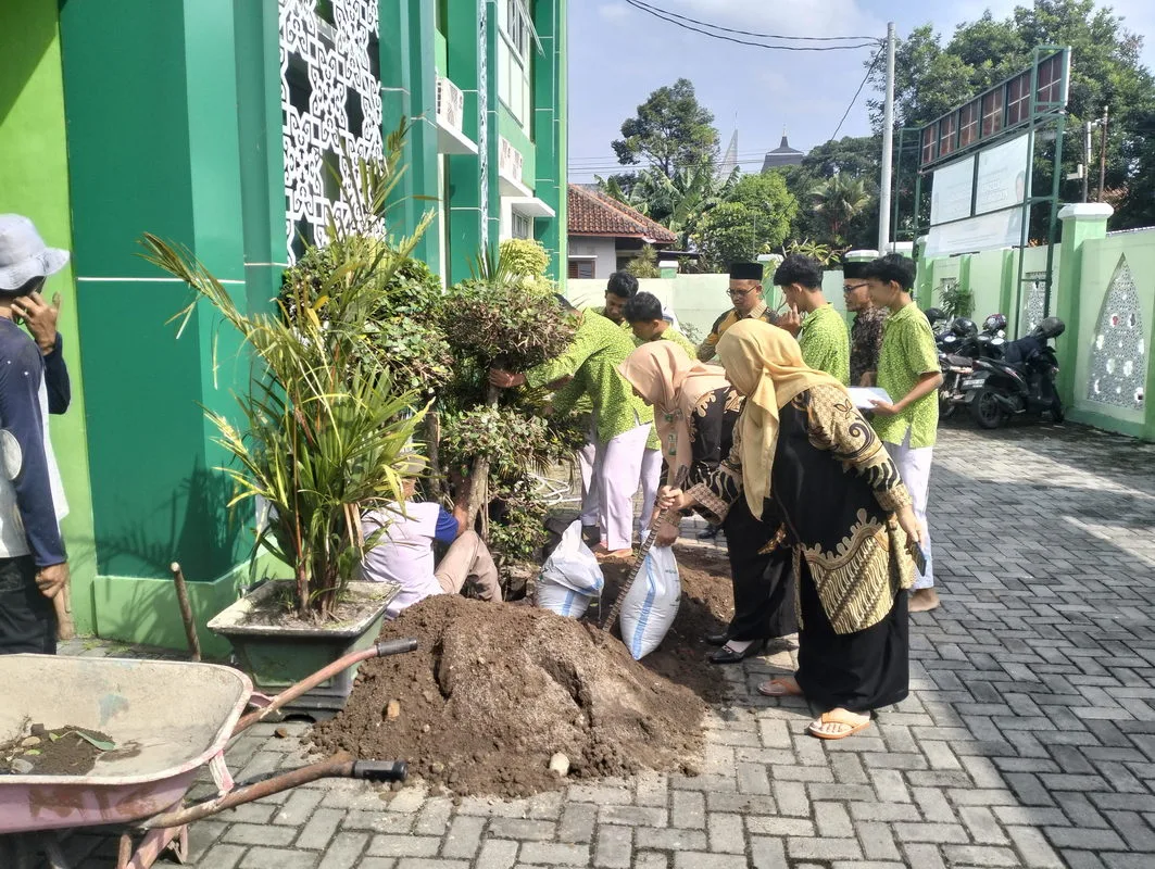 Hijaukan Lingkungan Madrasah, Kader Adiwiyata MTsN 9 Sleman Lakukan Aksi Tanam Pohon